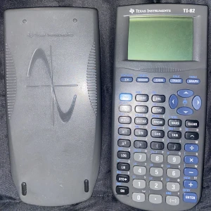 Grafräknare - Säljer min fullt fungerande grafräknare Ti-82 Texas, då jag läst klar mina matte kurser och inte längre behöver den. Frågor kan tas privat🤍