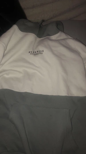 Mckenzie - Säljer denna då jag fick den av mitt ex den är i storlek m och har använt den 2 gånger💓köpt på jd sportts 