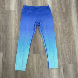 Träningstights strl L - Fina blå Träningstights som är knappt använda 