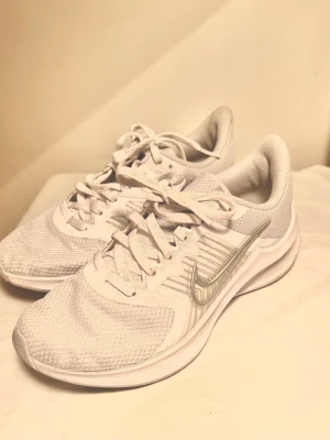 Nike träningskor - Nike tränings skor  Skorna är använda ett få tal gånger och är därför i mycket gott skick !!