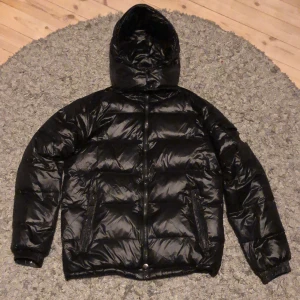Moncler jacka - Moncler jacka i storlek 3. Den är lite skadad bredvid dragkedjan därav priset. 