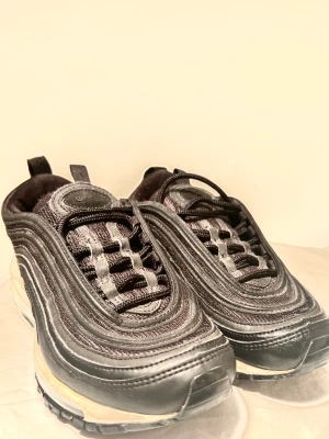 Nike air Max 97 - Nike air Max 97 Skorna är använda ett par gånger dom är inte i nyskick men är fortfarande i ett mycket bra skick Skorna är heller inte tvättade så man kan få dom mycket finare om man vill. Ny pris: 2050kr