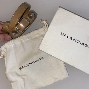 Balenciaga armband - Säljer nu mitt älskade balenciaga armband på grund av att det inte kommer till så mycket användning tyvärr❤️ 