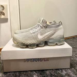 NIKE AIR VAPORMAX FLYKNIT 3 Skorna är i storlek 42,5! Måttligt använda, välbehållna skor! Skick 7-8/10! Självklart är det original boxen som följer med! För bud, frågor eller fler bilder så är det bara att höra av sig! 