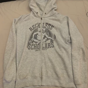 Reckless scholars zip hoodie - Hoodie från en tidigare kollektion av reckless. Inga flaws. 