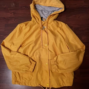 Gul höst/vår jacka - Jättefin gul vår/höstjacka!  Storlek M