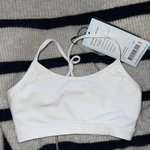 Iciw sport bh  - Säljer en helt oanvänd sport bh från Angelica blicks kollektion med ICANIWILL!💕 nypris är 400 kr & jag säljer för 250 kr + frakt🥰 strl xs!