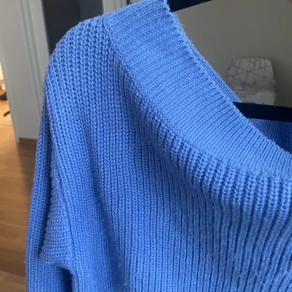 Säljer min fina stickade tröja från Ginatricot i storlek XS! 💙. Tröjor & Koftor.