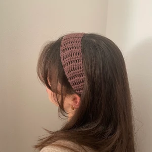 Hårband - Brunt virkat hårband!🤎 I min profil finns fler färger jag säljer! Supergulliga som en liten julklapp! Kan även göra andra färger på förfrågan💓 frakten ingår i priset!!  Obs tryck inte på köp nu utan kontakta mig 