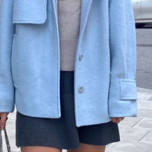 Zara stickad blå kjol  - Säljer en helt oanvönd stickad kjol från zara☺️
