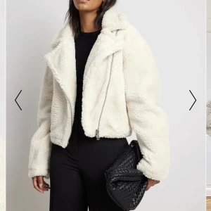 Teddy jacka - Säljer min vita Teddy jacka från nakd i storlek 36. Skriv för fler bilder❤️ Säljer för 300 + frakt.  nypris är 699 och det flesta storlekar e slut. 