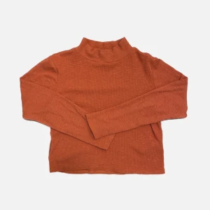 Halvpolo - Halvpolo i rost från Gina i strl M 🫶🏼 Fint begagnat skick. Fraktas spårbart för 39 kr!