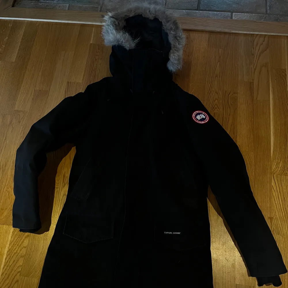 En canada gooose jacka storlek S. Nypris runt 13 000. Jätte bra skick,  modell langford parka. Passar säkert M och xs beroende på hur man vill att den ska sitta.. Jackor.