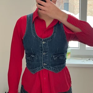 Jeans väst - Säljer den a fina vintage jeans väst! Västen är i fin sick!❤️