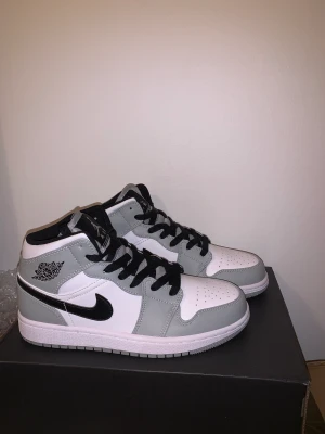 Jordan 1  - Säljer ett par helt nya Jordan 1 mid light smoke grey✨. Säljer de pga storleken, beställde fel storlek och kan inte lämna tillbaka skorna. Fler bilder finns. Orderbekräftelse finns.