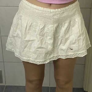 Kort kjol fårn Hollister. - Inte tajts, väldigt stretchig vid midjan och ganska kort. Bra skick.
