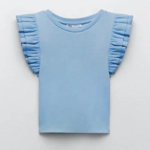 zara volangtopp  - hej!! 💋💋 jag säljer min fina blåa volangtopp från zara! knappt använd och har inga defekter! skriv för mer bilder 🫶🏻🫶🏻 