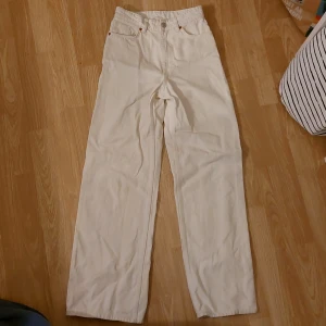 Jeans  - Ett par supper snygga jeans från monki. I storlek 25. Helt okej andvända, fint skick. 