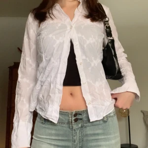 Linneskjorta - Så fin vit linneskjorta med broderat blommönster, originellt från H&M! Passar mig som brukar ha XS/S 🤎