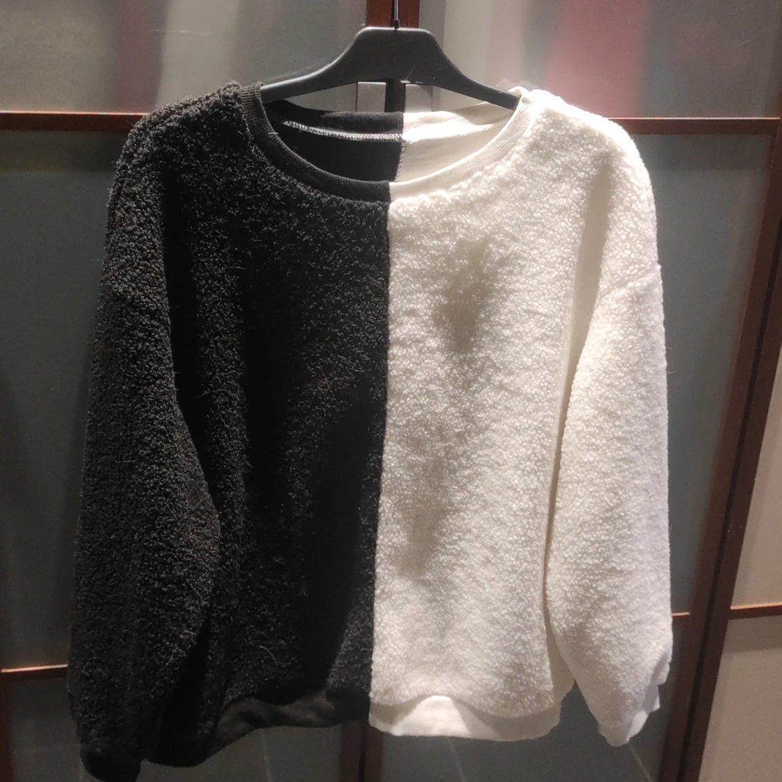 Svart och vit sweatshirt - 90