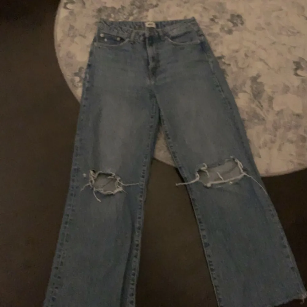 Blåa Baggie jeans med hål. Jätte snygga men för tajta för mig nu.. Jeans & Byxor.