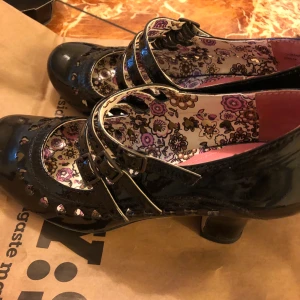 Skor - Säljer hela nya skor Jätte fina 