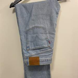 Ljusblåa Levis 501 jeans. Super snygga!! Använda fåtal gånger.  Storlek: W 31 L 30. Köparen står för frakten.
