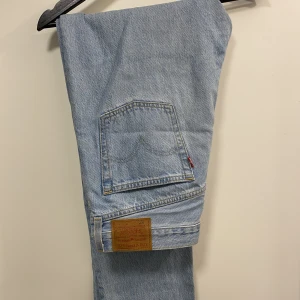 Levis 501 jeans - Ljusblåa Levis 501 jeans. Super snygga!! Använda fåtal gånger.  Storlek: W 31 L 30. Köparen står för frakten.