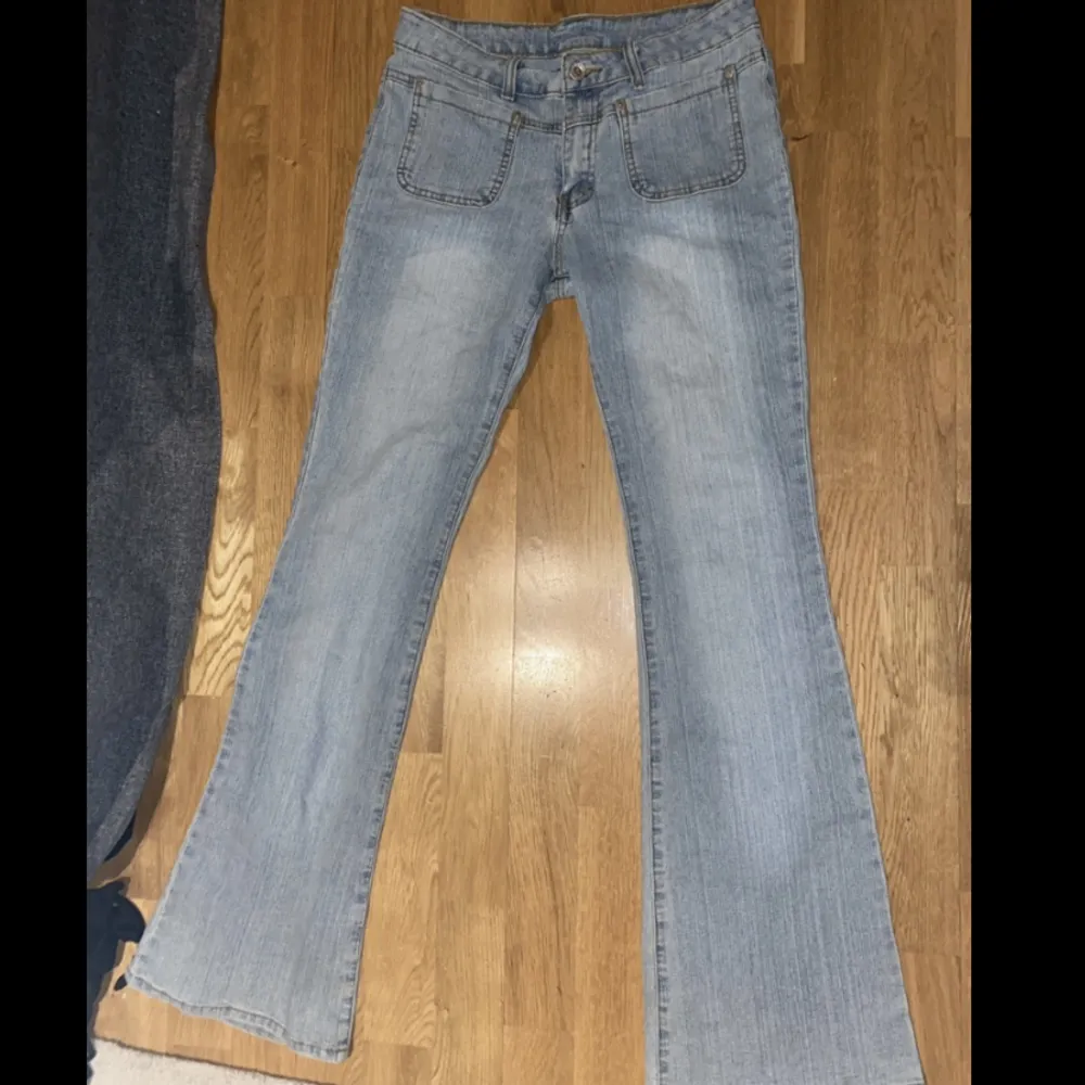 Lowwaist ljusblå bootcut jeans som tyvärr inte passar mig. Står storlek 40 men de är tajta på mig som är 36, så en 34 eller en liten 36a skulle nog passa bättre i dessa💋💋Bra längd på mig som är 168!. Jeans & Byxor.