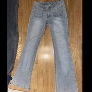 Lowwaist ljusblå bootcut jeans som tyvärr inte passar mig. Står storlek 40 men de är tajta på mig som är 36, så en 34 eller en liten 36a skulle nog passa bättre i dessa💋💋Bra längd på mig som är 168!