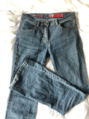 Snygga jeans - Fina jeans som liknar de populära brandy melville jeansen. Sitter bra och är i bra skick. Köpta på second hand