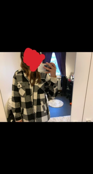 Kapp - En svart-vit kappa från H&M i storlek XS. Storleken må verka liten men den är lite större. Kappan är helt oanvänd och är i perfekt skick. Priset kan diskuteras. Köparen står för frakten💕
