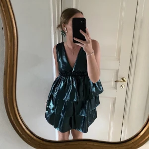 Zara klänning - Otroligt fin grönskimrande klänning från Zara (lånad bild). Köppt förra året och går inte att få tag på längre! Perfekt nu till jul eller nyår! Nyskick och prislappen finns kvar❤️ (orginalpris 559kr)