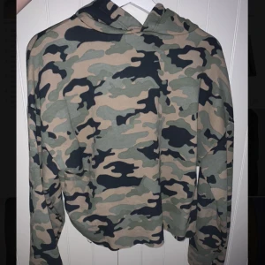 Kamouflage hoodie  - Grön kamouflage tröja, lite kort i modellen. Tror ja använt den max en gång. Jätteskönt å fin 💚 storlek L 