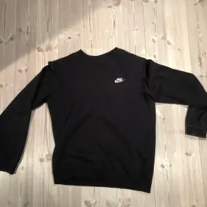 Vanliga svart Nike sweatshirt i medium. 
