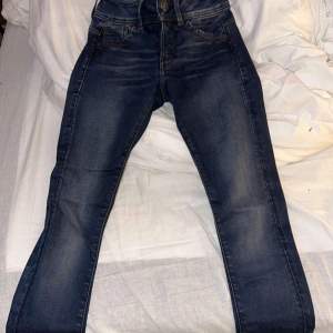 Helt nya gstar jeans som bara legat endast testade sen har dom blivit för små 