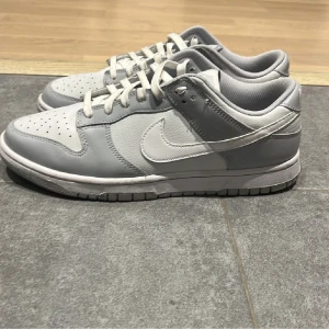 Nike dunk grey fog - Säljer mina dunks för jag inte har haft användning för dom. Använda max 10 gånger. Är som helt nya köpta på StockX för ungefär 6 månader sen