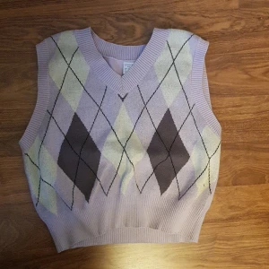 Sweater vest 158/164 -  Strolek:158/164 skulle säga ungefär XS/S. Sick:Bra, inte sliten och använd fåtal gånger. 