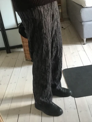 Cargopants camo - Svart och gråa camobyxor från weekday. Storlek XL. Använda en gång! 