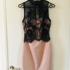 Klänning s från new yorker  - Bodycon klänning med spetsdetaljer