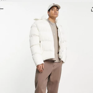 ASOS dunjacka vit  - Helt ny dunjacka från ASOS. Nypris 769kr helt slutsåld på sidan i typ alla storlekar. Storleken S, 600kr är mitt pris, första till kvarn. 