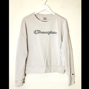 Champion tröja  - Tycker den är i rätt ok skick, finns dock någon svag fläck men inget som syns jätte tydligt.