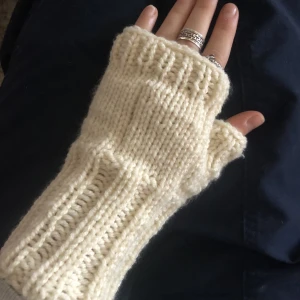 Stickade torgvantar  - Intressekoll på dessa stickade torgvantar, stickar isåfall på beställning så hör av er om ni är intresserade av ett par:) stickade i akrylgarn som inte sticks, har ljusblått och grönt garn också 