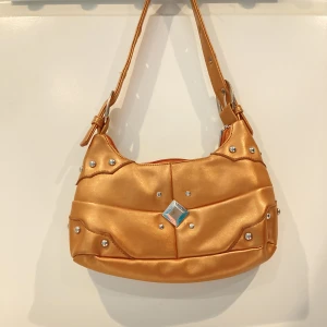 Mini bag  - Super cool axelväska i toppen skick. Guldig/ koppar färg. 