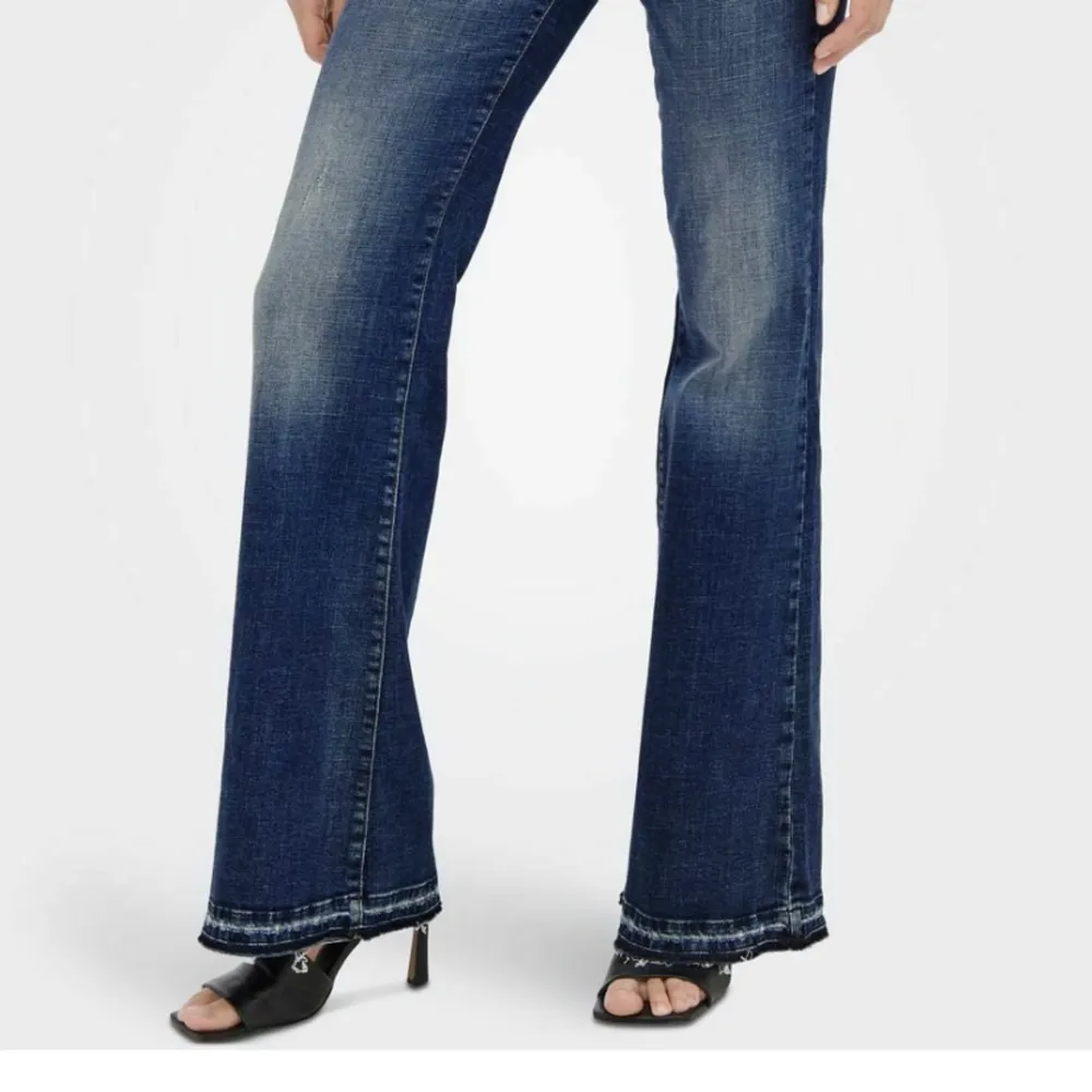 Säljer dessa knappt använda jeans som är low rise och bootcut ( pris kan diskuteras) Nypris 549kr. Jeans & Byxor.