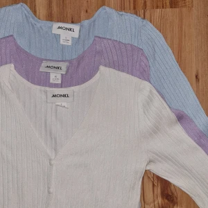 Koftor - Säljer tre stycken koftor från Monki! Alla för 200kr+frakt, 1 för 100kr +frakt (nypris 200kr) Finns inte längre att köpa på monki! Vit och blå är i storlek s och lila är i storlek xs! Skriv för fler bilder