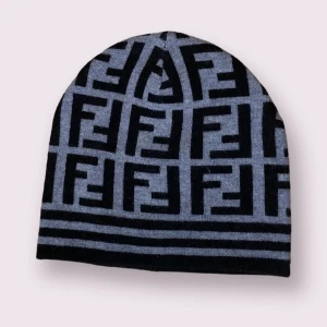 Fendi beanie  - Stor I storlek