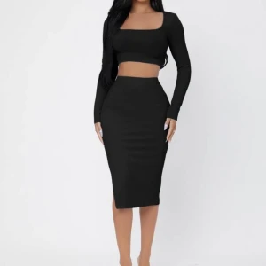 Kjol och topp - Svart set med en kjol med slits å en kroppad top