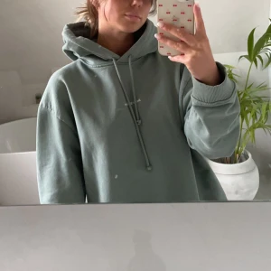 Acne Hoodie Green - Acne Logo Hoodes Sweatshirt i färgen Cesar Green.🌿 Superfint skick i storlek L. Nypris 3600kr, fraktkostnad tillkommer. Fler bilder skickas på begäran🥰