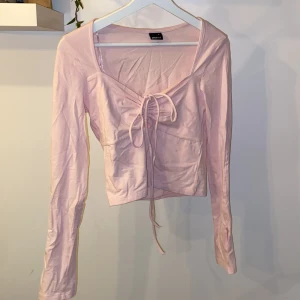 topp - babyrosa med flared ärmar